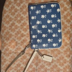 EUC 🦋 COACH 🦋 BADLANDS LEATHER WRISTLET 🦊 White/Royal Blue 🦊 Like New!